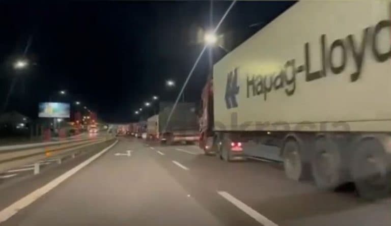 VIDEO| Kolonë kilometrike në kufi me Shqipërinë, po vijnë mielli, vaji e nafta