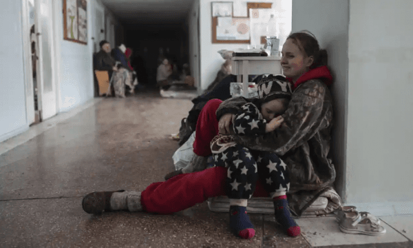 Foto prekëse nga Ukraina, nëna përqafon në spital fëmijën e vetëm që i shpëtoi nga sulmi në Mariupol