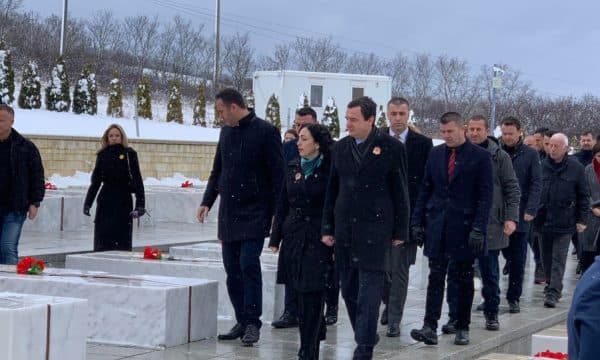 “Ai moment e lëvizi botën demokratike”, krerët e shtetit bëjnë homazhe në Prekaz