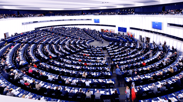 Lajmi i fundit: Parlamenti Europian voton për pranimin e Ukrainës si vend kandidat