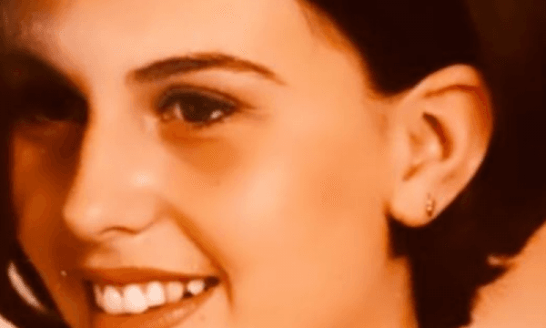 Vajza në foto sot është ndër këngëtaret më të famshme kosovare