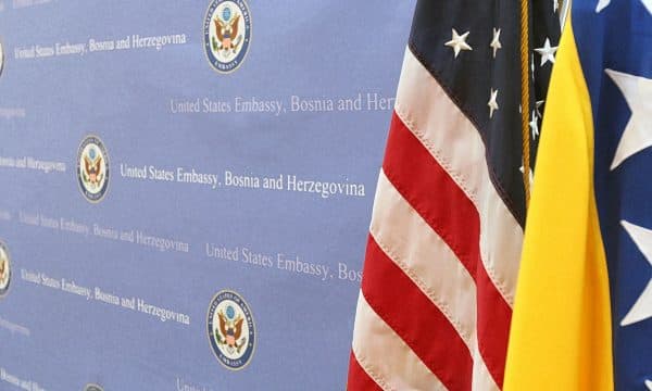 Amerika i reagon ambasadorit rus në Sarajevë pasi e kërcënoi Bosnjën nëse ia mësyn NATO-s