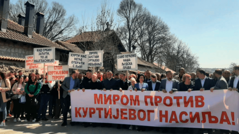 Beogradi obligon të dalin në protestë serbët e Kosovës të cilët i financon