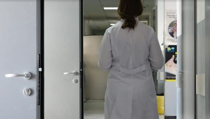 Drejtori i QKMF-së në Skenderaj: Një nga infermierët ka marrë trauma psikike nga dhuna (VIDEO)