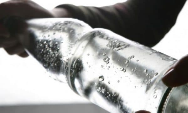 Çfarë duhet të dini nëse pini shumë ujë të gazuar
