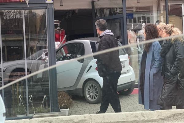 Video/ Vetura hyn brenda në një lokal në Prishtinë