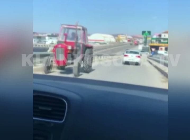 Komoran: Traktori lëviz në anën e kundërt në rrugë njëkahëshe (VIDEO)
