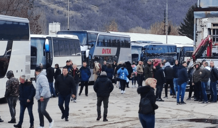 Serbët e Graçanicës nisen për të votuar në Serbi