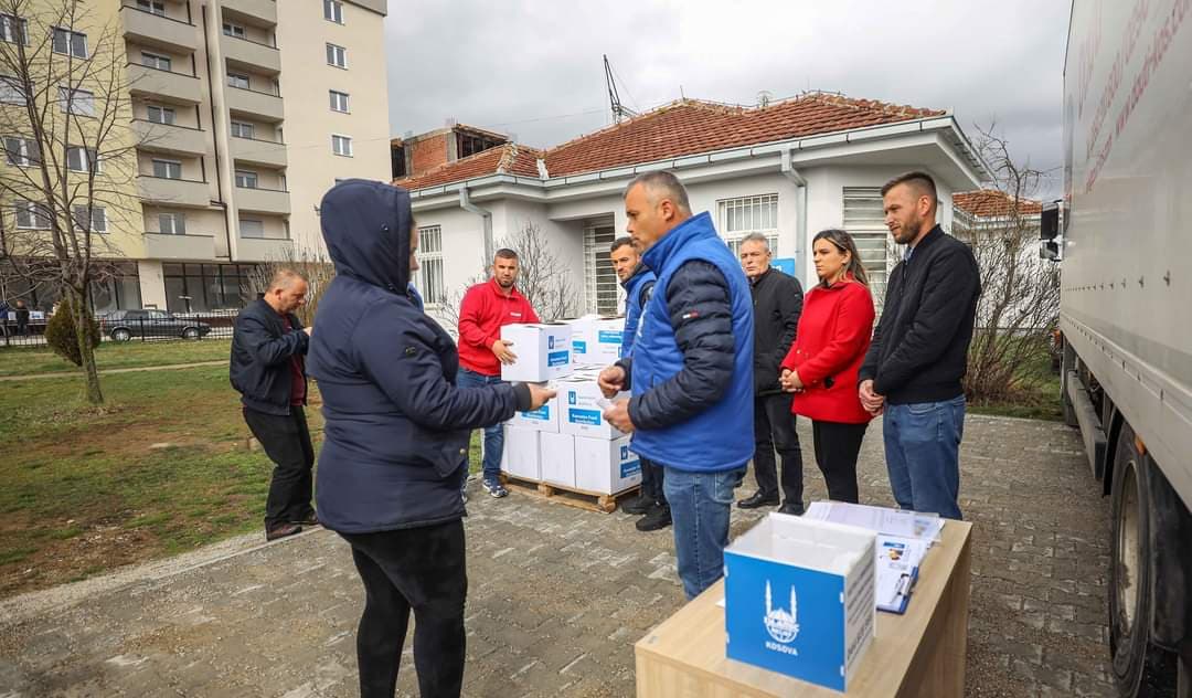 Skenderaj, ndihmohen 235 familje nevojtare me artikuj ushqimor (FOTO)
