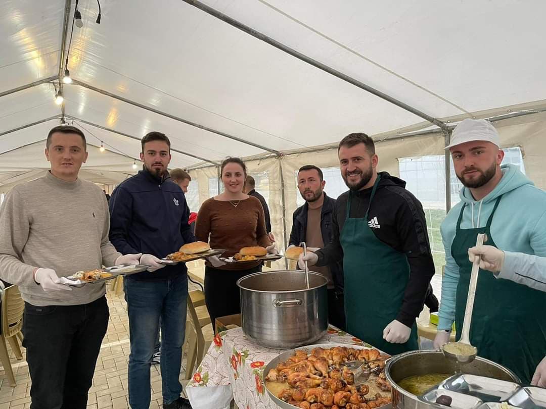 Featured image for Modestia e Mergim Lushtakut, shpërndan iftare në Skenderaj (FOTO)