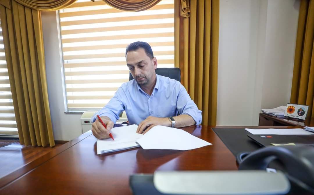 Lajm i mirë për Skenderajn, Fadil Nura, nënshkruan hapjen e fabrikës 4 milion euro (FOTO)