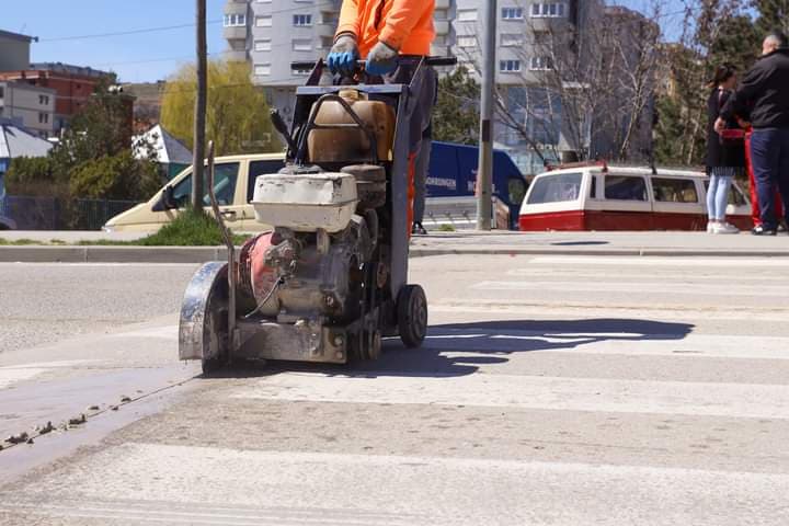 Skënderaj/ Pas ankesa të shumëta, nis puna për largimin e pengesave në rrugë