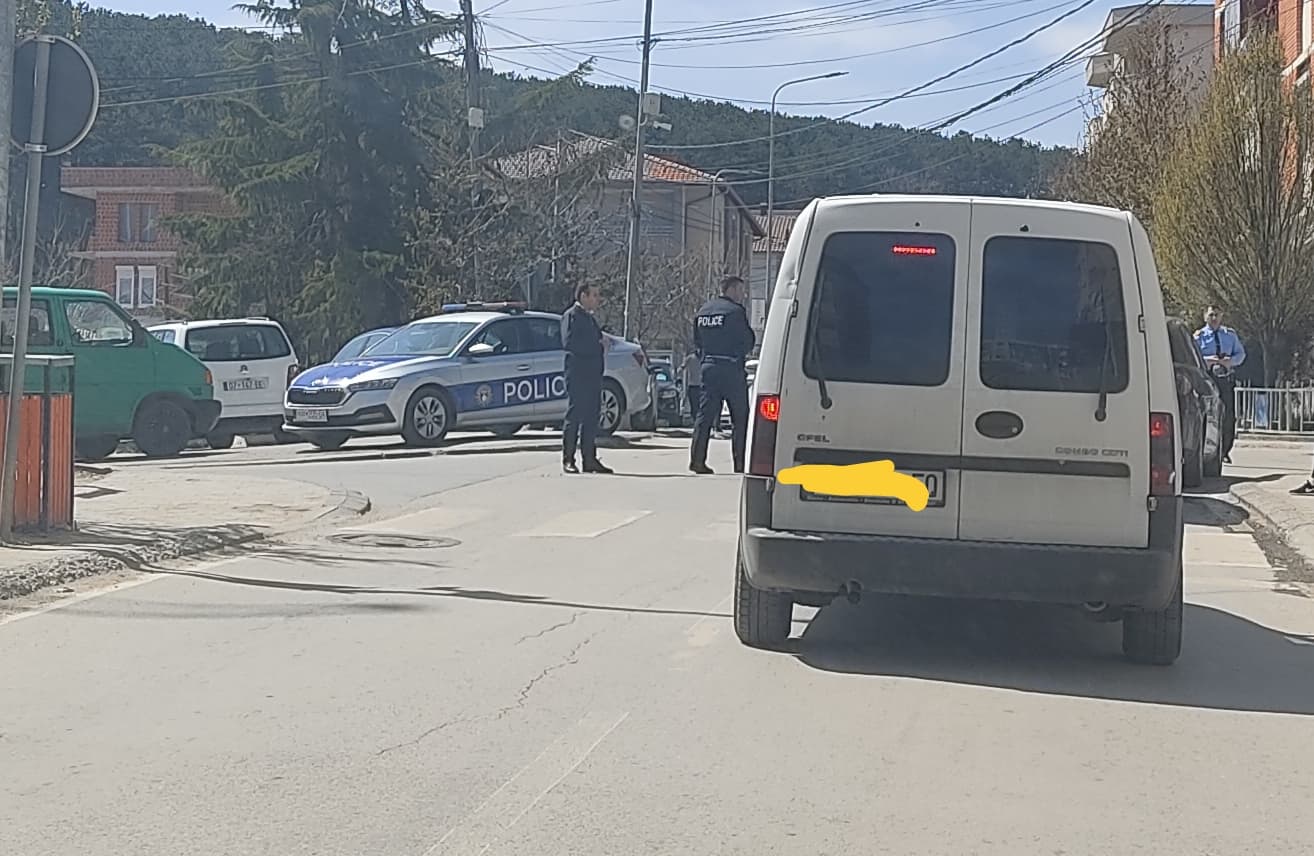 Featured image for Lajmi i fundit: Aksident në Skenderaj, policia në vend të ngjarjes (FOTO)
