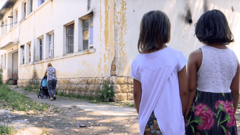 Varfëria dhe braktisja e shkollës që po çojnë në martesa të hershme