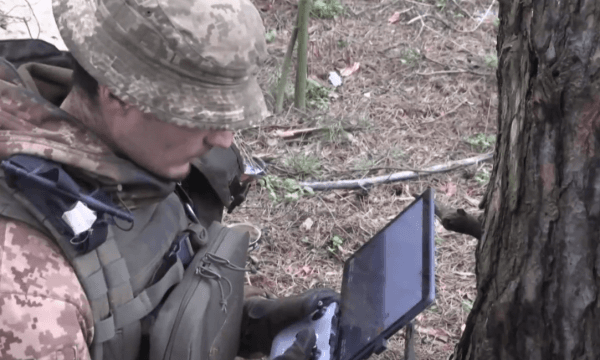 Ushtria ukrainase lokalizon rusët përmes dronit dhe i godet në cak