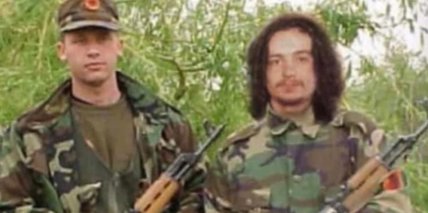 Albini Kurti me armë në dorë përkrahë Sylejman Selimit
