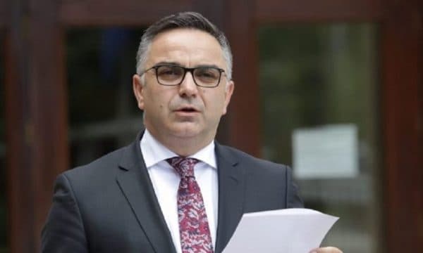 Deputeti i AAK-së në Bllacë ua kujton fëmijëve “Holokaustin” e Kosovës