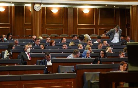 Flet deputeti “që po mungon në seanca për shkak të pakënaqësive me VV’në”