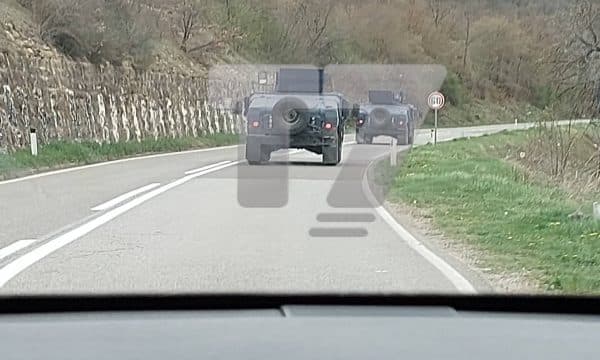 Humvee’t e Policisë së Kosovës shihen duke patrulluar në veri të vendit