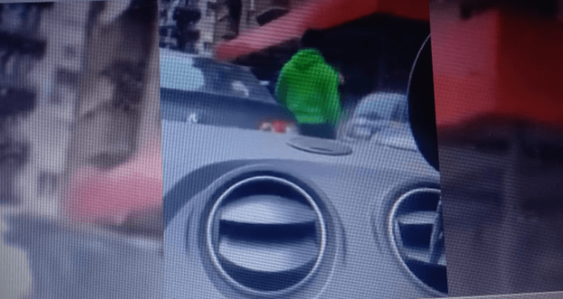 Kerset grushti në mes të mërgimtarëve, shkak bëhet parkingu