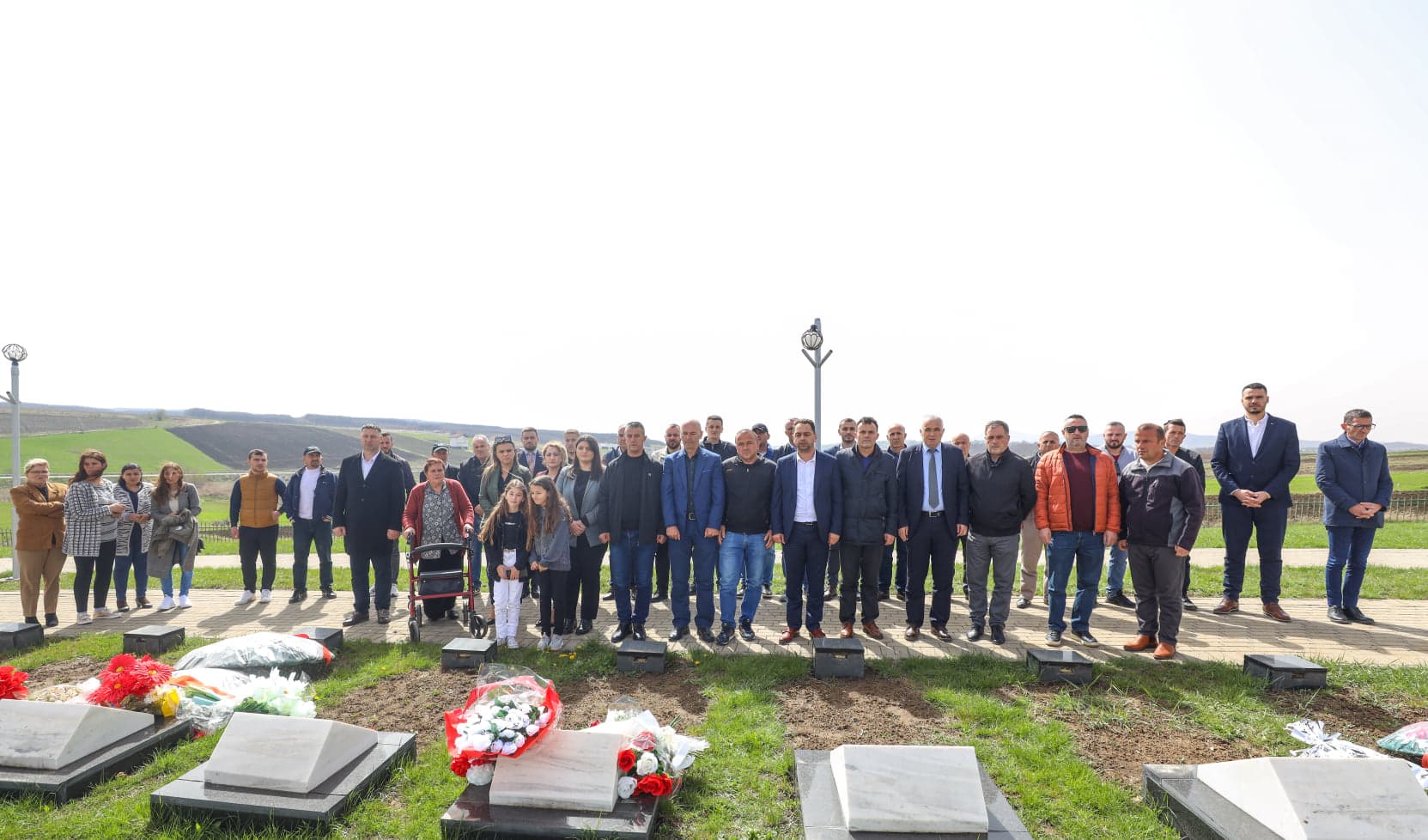 Featured image for Fadil Nura, përkulet para varrit të babait të tij, të vrarë gjatë luftës (FOTO)