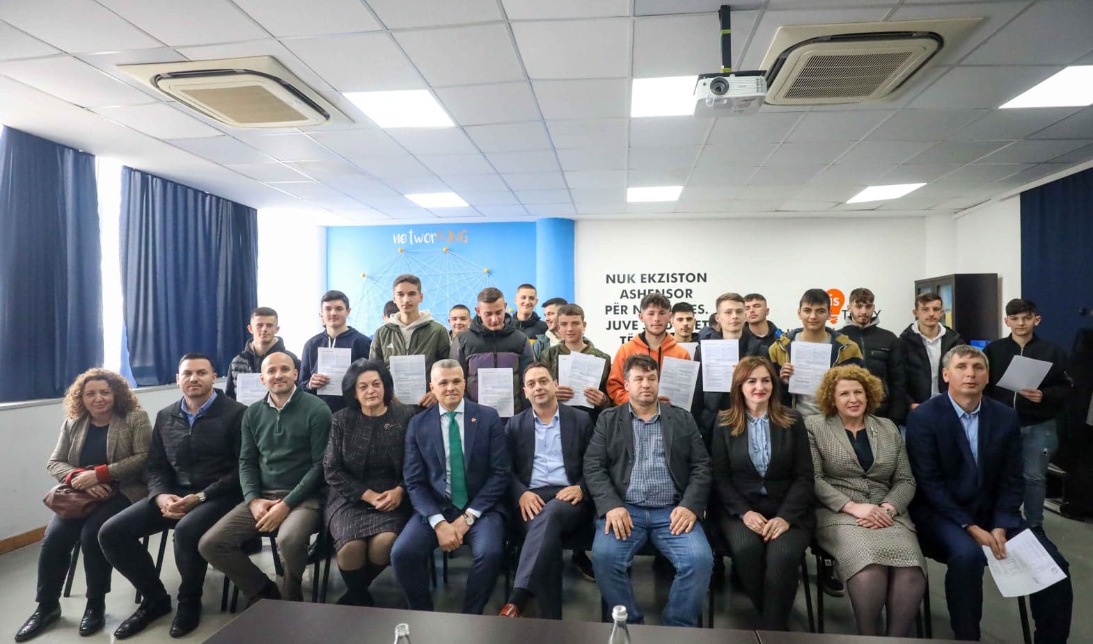 Ministret e Qeverisë Kurti, zbarkojnë në Qendren e Kompetencës në Skenderaj, biznesmeni nga Skenderaj, paguan nxënësit e kësaj shkolle nga 300 euro
