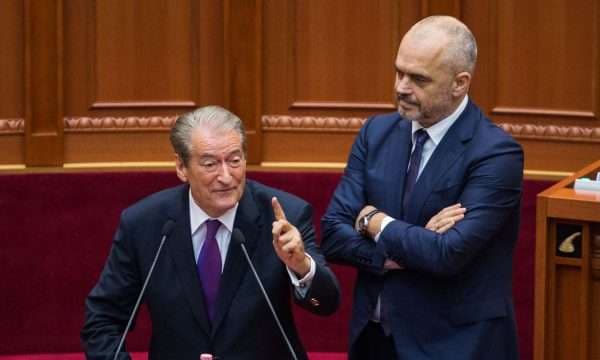 Sali Berisha publikon një video të Edi Ramës me sakicë në dorë