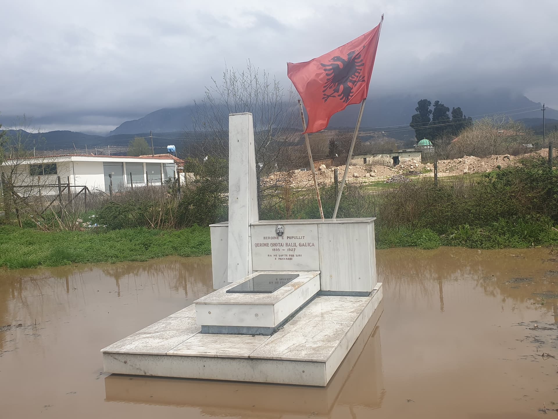 Në këtë gjendje ndodhet varri i Shotë Galicës në Fushë Krujë (FOTO)