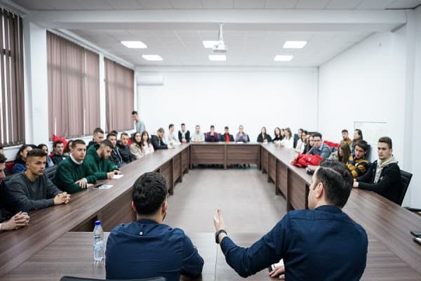 Featured image for Abdixhiku takim me studentë: Demokracia vdes kur shkelja e Kushtetutës bëhet standard