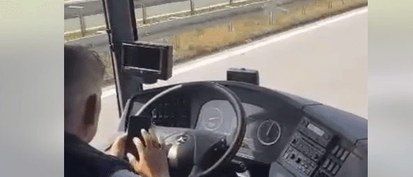 Shoferi i autobusit i “zënë” me telefon, teksa i vozit mërgimtarët