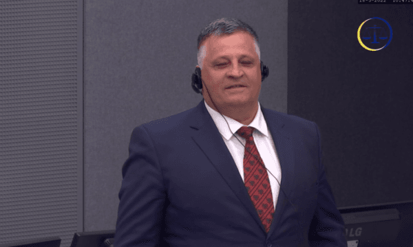 I buzëqeshur, kollaren me flamurin kuqezi – kështu e priti Haradinaj dënimin nga Tribunali në Hagë