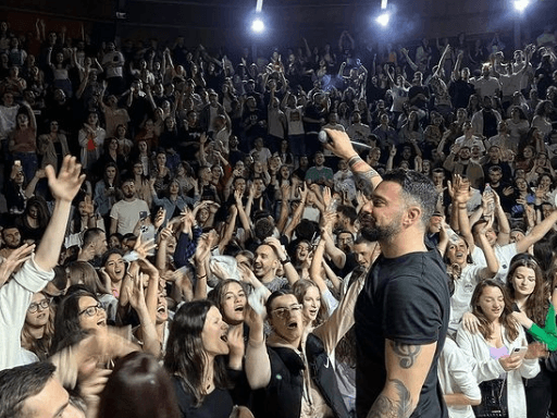 Robert Berisha kthehet në konvikte, u mban “koncert” studentëve banues