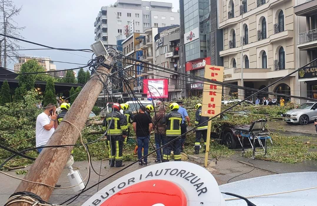 Tragjike: Lisat që i rrëzoi era kanë mbytur një burrë, një grua ka mbetur e lënduar