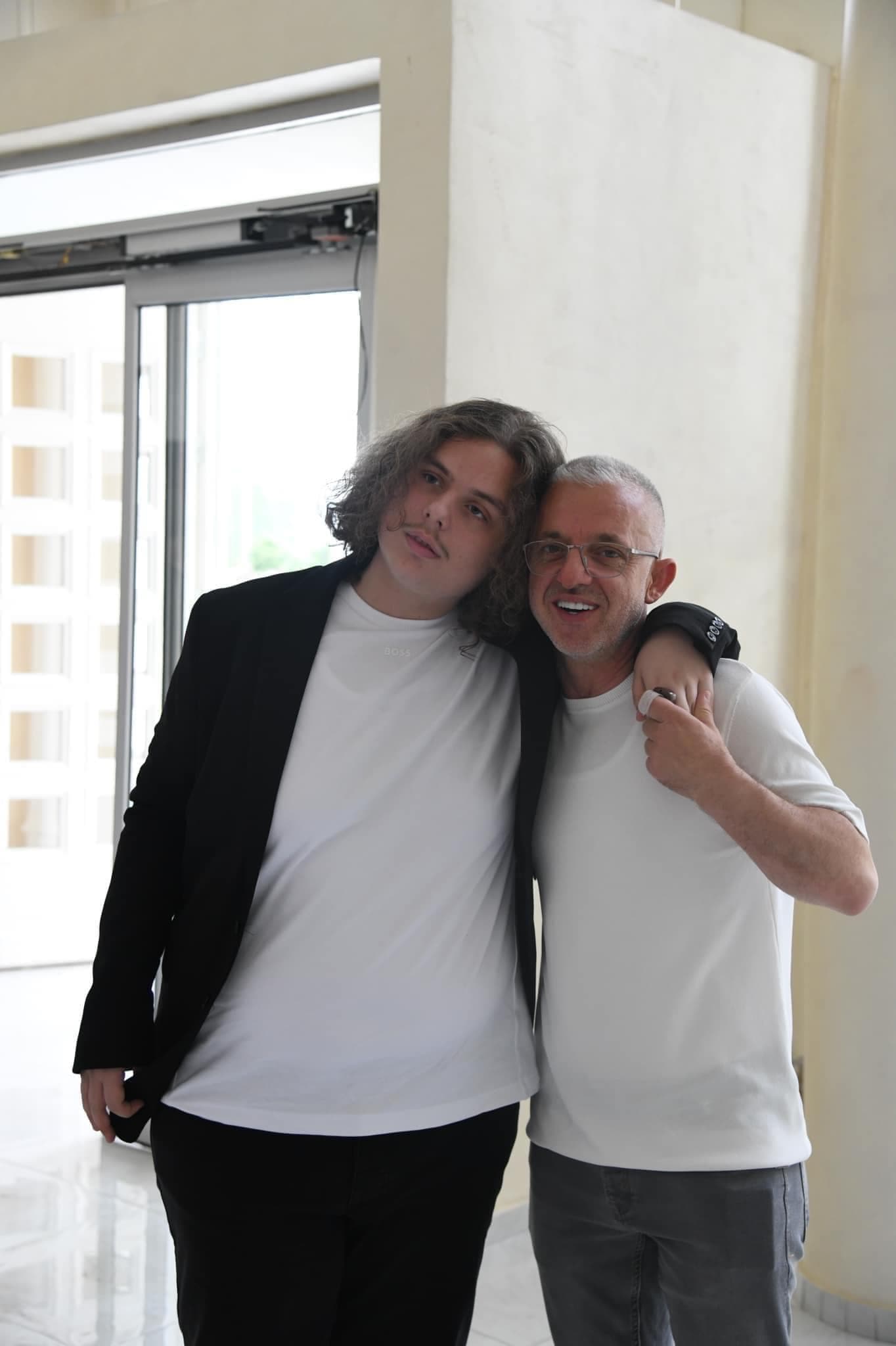 Halil Kastrati e përcjell djalin në Semimaturë me urimet më të mira