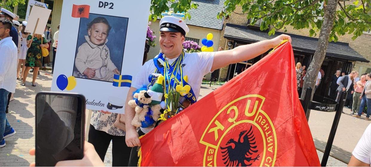 Maturanti në Suedi shkon në mbrëmjen e maturës me flamur të UÇK