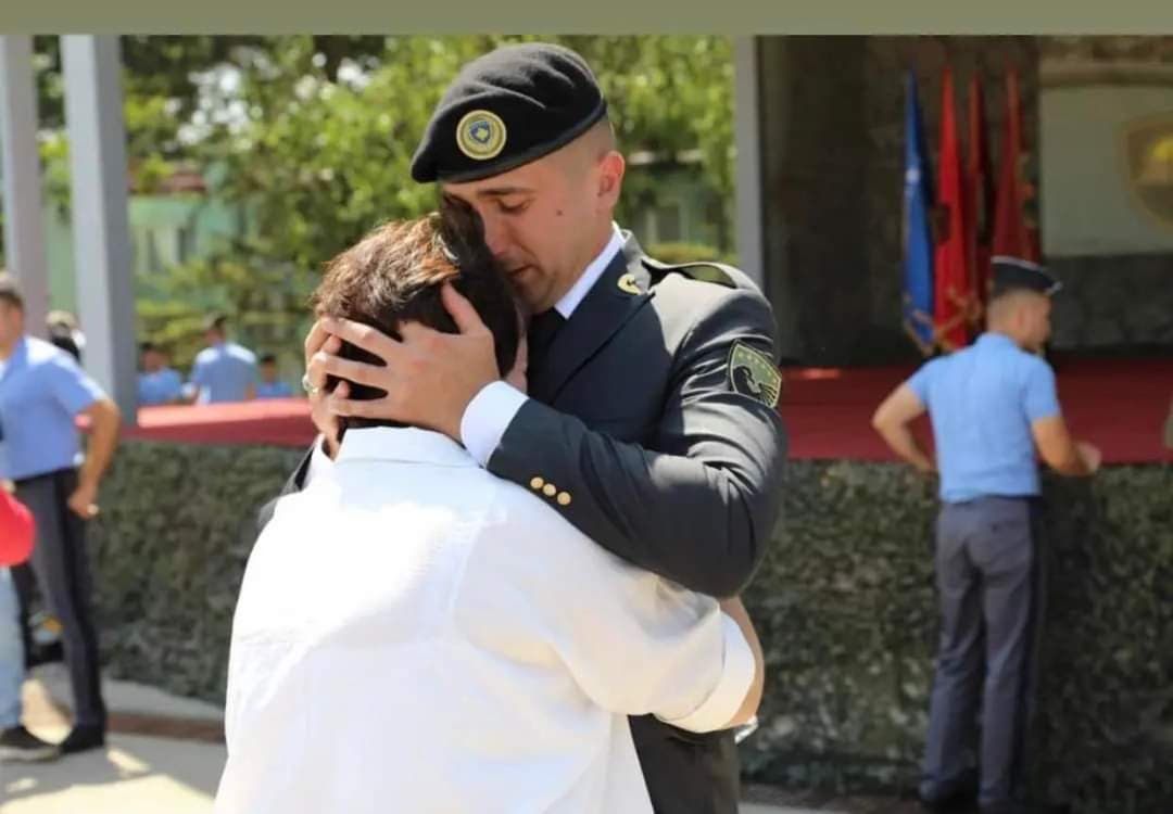 Djali i heroit Rifat Mëziut duke puthur nënën e tij pasi diplomon si kadet i FSK-s ( FOTO)