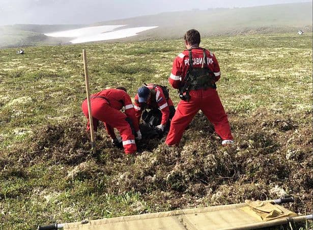 Featured image for Tre turistë vdesin nga rrëzimi i helikopterit, kufomat ua hanë arinjtë e murrmë