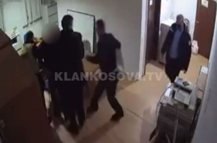 Dhuna në stacion, polici e ka “vuajtur” suspendimin (VIDEO)