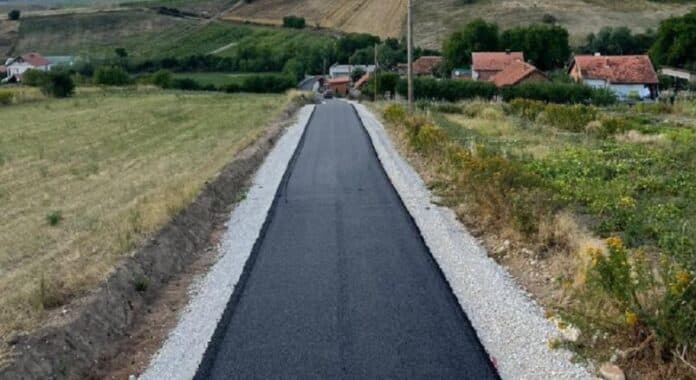 Rruga e asfaltuar në Vushtrri vështirë se zë më shumë se një veturë