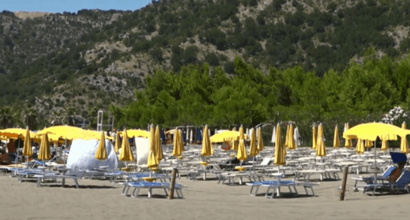 ‘Çmimet janë rritur 50%’: Pushuesit braktisin plazhin e Shëngjinit (VIDEO)
