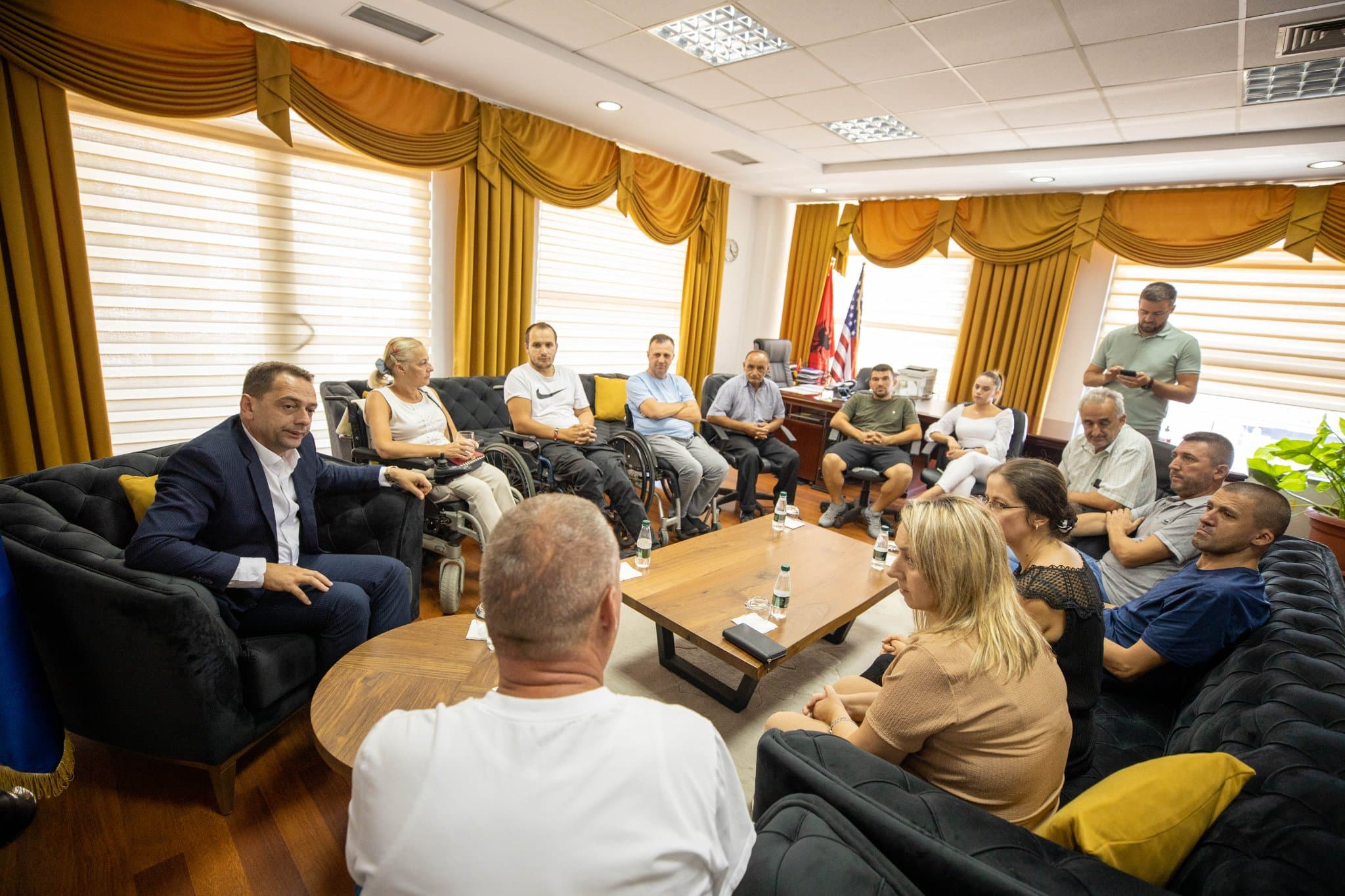 Në Skenderaj punësohen 23 persona me aftësi të kufizuar, Fadil Nura i mirëpret në zyre për t’i uruar punë të mbarë (FOTO)