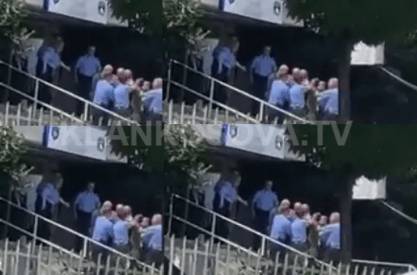 Tenton me forcë të futet në objektin e policisë në Skenderaj për familjarin e dyshuar për vepër penale (VIDEO)