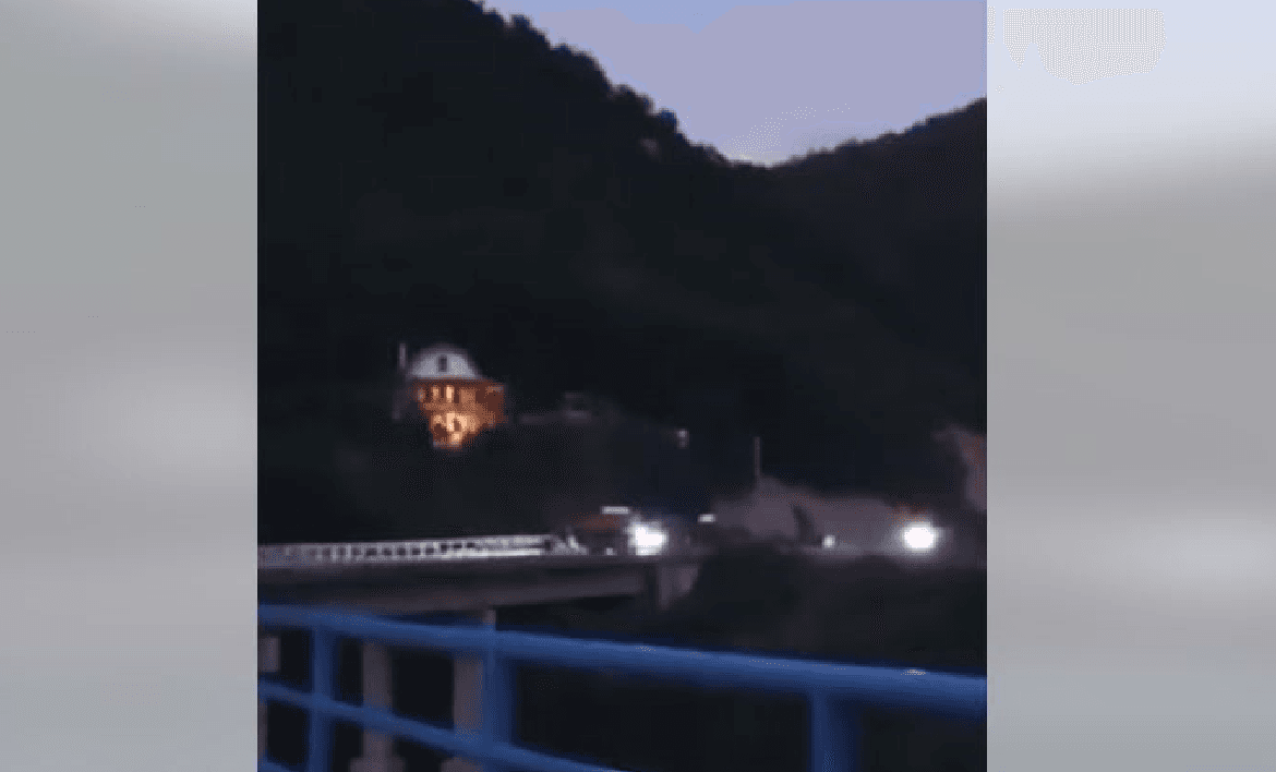 Publikohen pamje/ Momenti kur Policia e Kosovës sulmohet me armë zjarri në veri