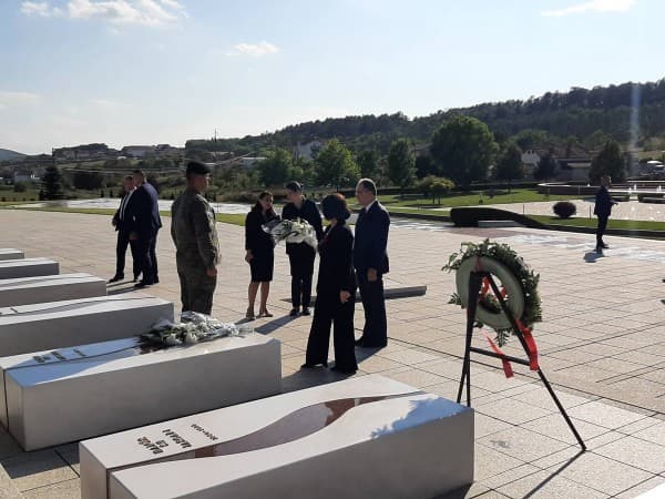 Presidenti i Shqipërisë në Prekaz, nderon të rënët e familjes Jashari
