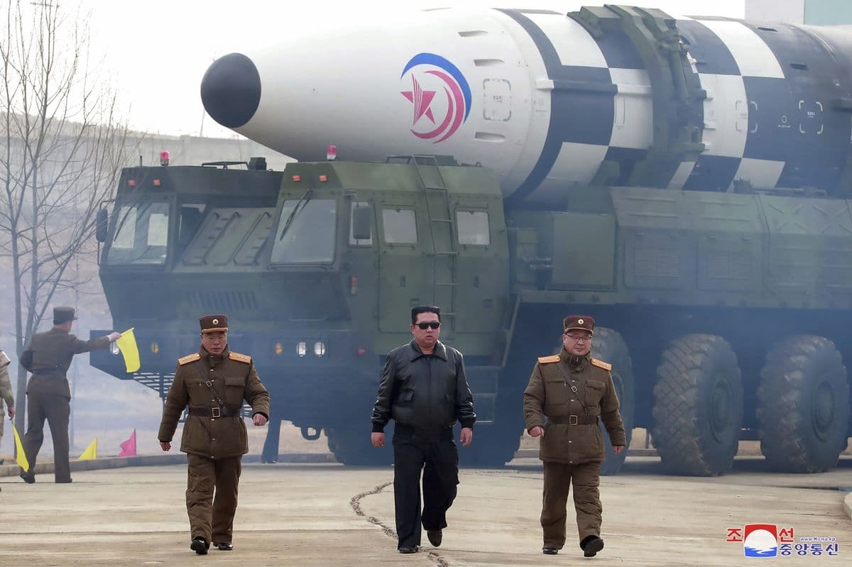 Koreja e Veriut vetëshpallet fuqi bërthamore