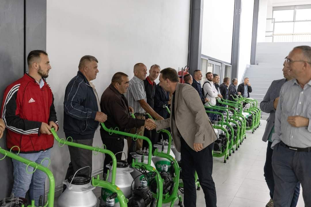Fadil Nura, bashkë me drejtorin e bujqësisë, në përkrahje të bujqëve të Skenderajt, përkrahen 32 bujq (FOTO)