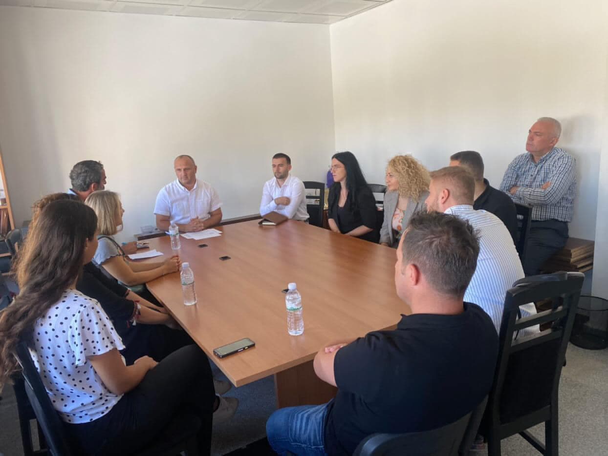 Drejtues të Bankës Botërore, drejtorë komunal të Skenderajt, Besarta Meha dhe Alban Berisha, përurojnë fillimin e dy projekteve në Skenderaj për të rinjtë (FOTO)