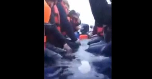 E rëndë: Shqiptarëve u mbushet gomonja me ujë në mes të detit, të dëshpëruar kërkojnë ndihmë në rrjete sociale