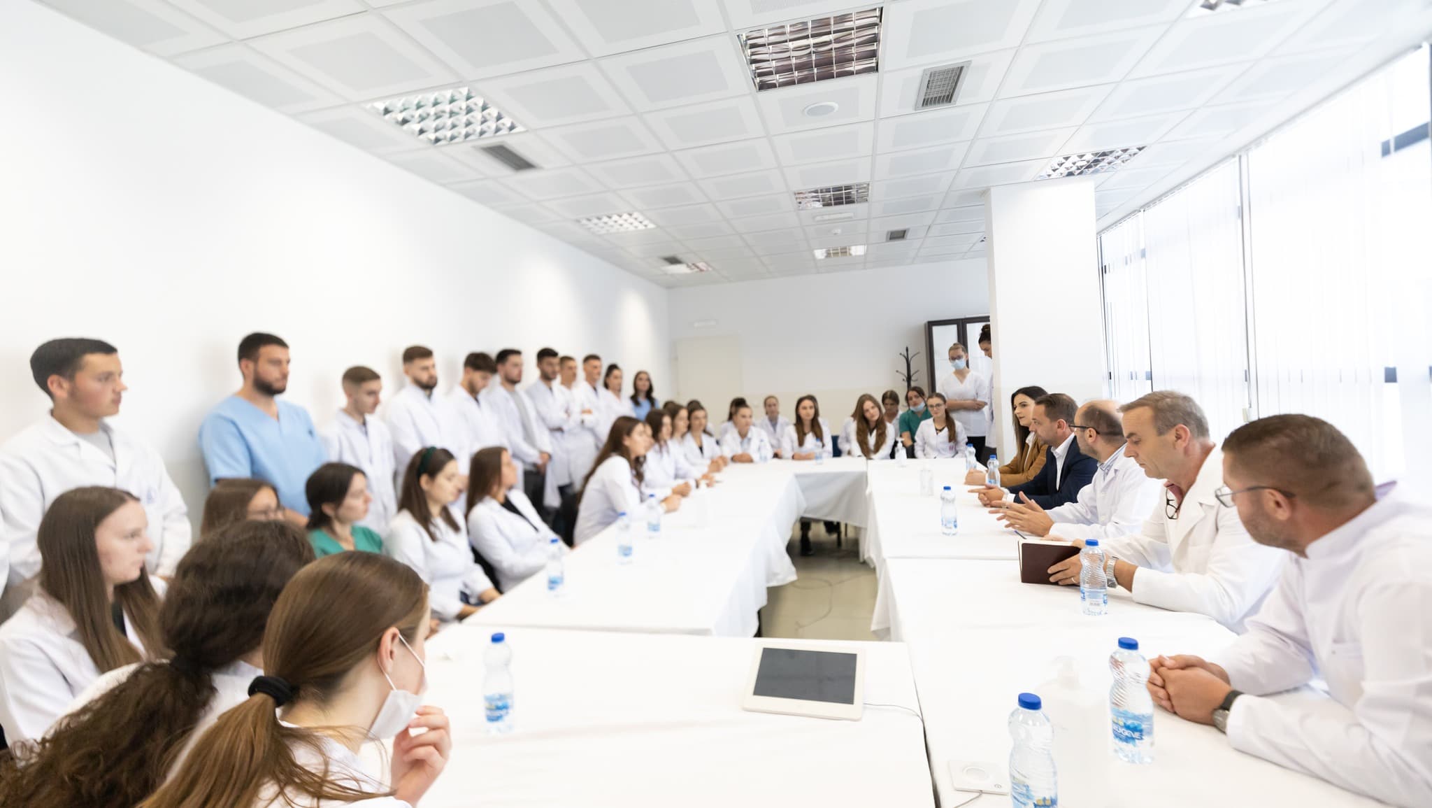 Kryetari i Skenderajt, Fadil Nura, takon studentët e mjekësisë (FOTO)