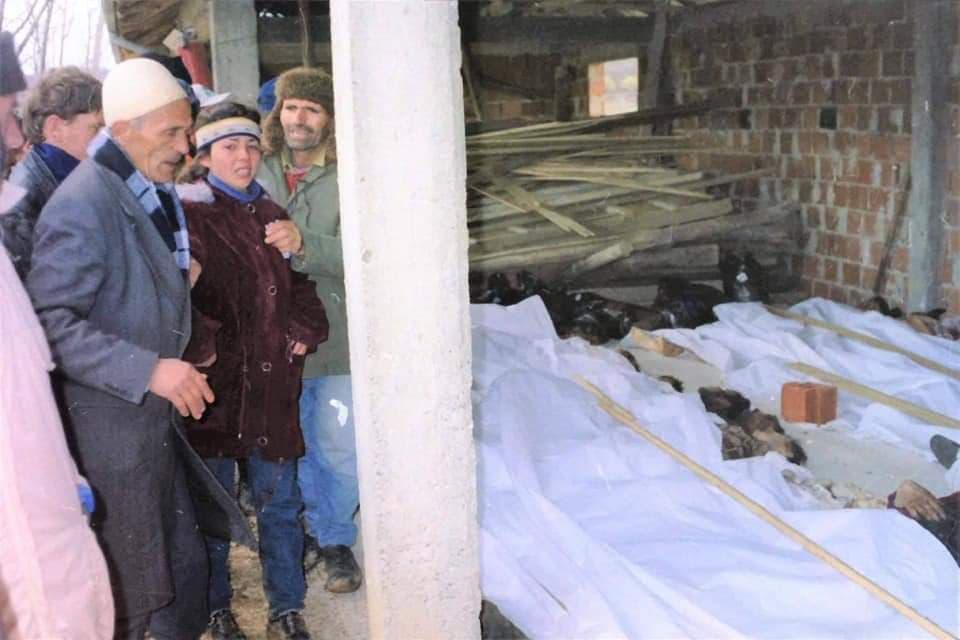 Këta janë njerëzit e parë që e panë masakrën ndaj familjes Jashari (FOTO)